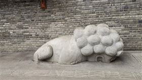 新華網，啃地石獅