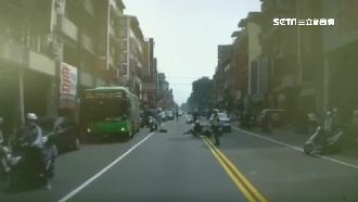 機車對撞再撞轎車！2騎士趴地重傷