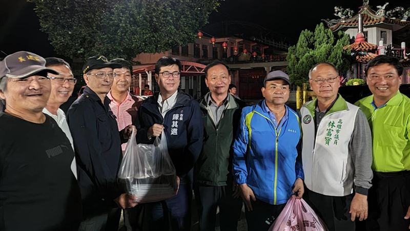 高雄美濃火燒山　陳其邁關切慰勉警消
