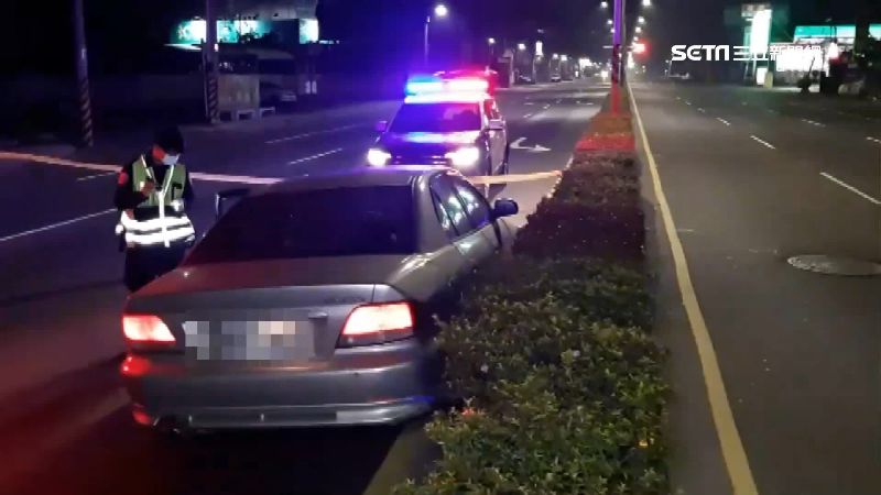 疑酒駕自撞安全島　轎車失控逆向滑行