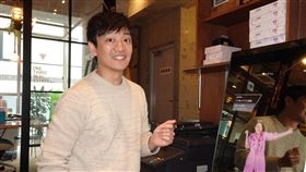 蘇乾聞將成東證最年輕台籍社長 笑談研發魔鏡36歲的蘇乾聞將成為日本一家復健中心加盟品牌Artra社長，將成東證一部上市公司最年輕的台灣籍社長。圖為他公司1/3rd Residence集團研發的健身鏡，可讓客戶遠端學習健身。中央社記者楊明珠東京攝  110年3月15日