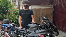 帥氣小鮮肉「全貸84期」買BMW百萬重機　千人一看驚呆：壓力山大（圖／翻攝自兆豐車業臉書