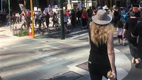 數以千計澳洲人14日走上伯斯街頭抗議，揭開全國爭取性別平等運動的序幕。（圖取自facebook.com/march4justiceAU）