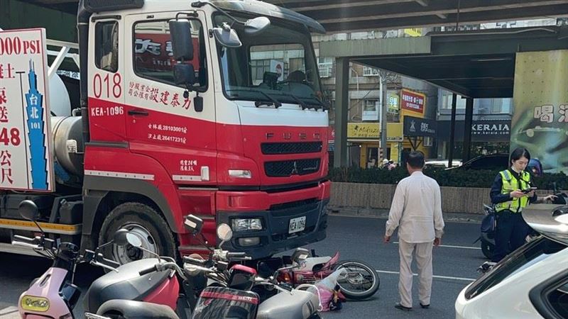 新／機車、水泥車車禍！7旬婦卡車下