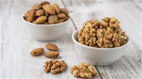 勿用！！！！！營養師推薦吃堅果護眼　一圖看懂維生素E含量