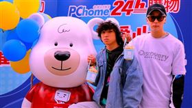 廖人帥與與YouTuber「亞歷三小」受邀擔任「公益抱抱熊 關懷偏鄉兒童」快閃活動公益大使。（圖／翻攝自廖人帥臉書）