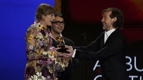 泰勒絲隨後也奪下「最佳年度專輯」。（圖／美聯社）