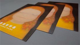 中華文化總會主辦的日本藝術家奈良美智特展台北場，開展首週末近2000人次參觀，周邊產品賣到斷貨，補貨要等2到3週。（圖取自facebook.com/YOSHITOMONARAinTW）