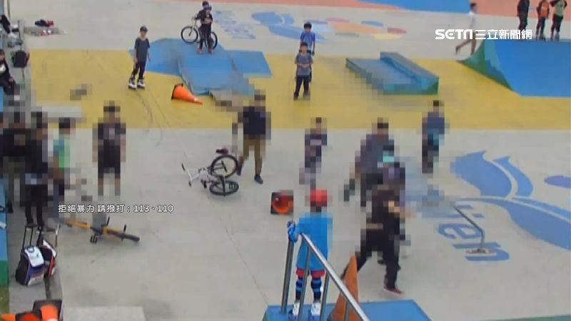 幹嘛嚇我小孩！暴走父闖極限場怒揮拳