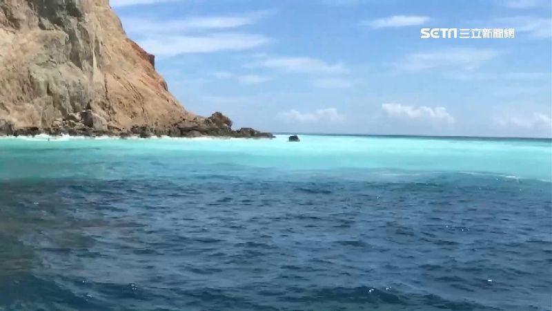 龜島磺煙消失數年再現！遊客興奮猛拍
