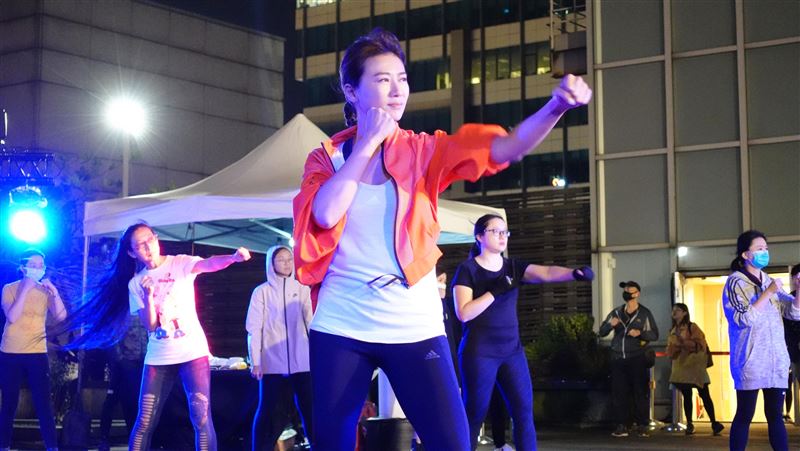 3年沒拍戲　8點檔女神戶外多人運動