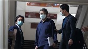 金管會主委黃天牧15日立院備詢時表示，4月將宣布投信涉入勞動基金弊案的行政處分。圖為台北地方法院2月8日晚間裁定復華投信投資長邱明強（中）500萬元交保。（中央社檔案照片）