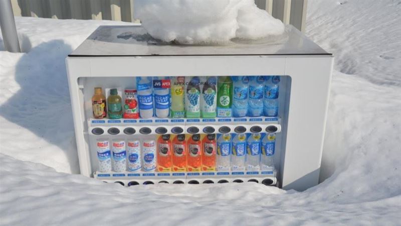 春天到！北海道雪埋販賣機「探出頭」
