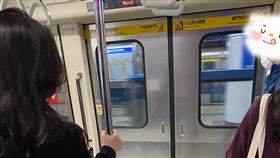 搭捷運見長髮妹「上車又下車」！下秒發現原因　乘客全哭（圖／翻攝自爆廢公社2020全新版）