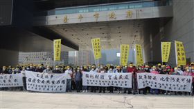 中市肉品市場將轉型  肉商及屠宰業者陳情台中市肉品市場將於110年底撤除屠宰及拍賣業務，原址轉型為複合式商場，台中市家畜肉類商業同業公會與台中市屠宰業職業工會15日到市府陳情，要求生存權益。中央社記者郝雪卿攝  110年3月15日