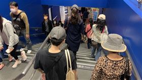 IKEA敦北店人潮絡繹不絕。（圖／記者陳宜加攝影）