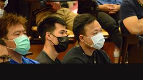 奧運選手鄭兆村聆聽疫苗施打教育宣導。（圖／體育署提供）