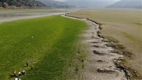 經濟部長王美花15日表示，耗水費開徵「沒有時間表」，水利署正緊鑼密鼓與各方討論，蒐集相關意見。圖為曾文水庫有效蓄水量剩下7781萬立方公尺，14日上游集水區形成整片大草原。（中央社檔案照片）