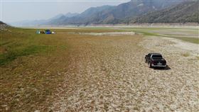 久旱無甘霖　曾文水庫湖底成景點中南部水情持續嚴峻，14日曾文水庫有效蓄水量剩下7781萬立方公尺，上游集水區多處乾涸見底，乾枯的湖底偶可見到遊客露營與行車。中央社　110年3月14日