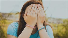 害羞,尷尬,遮臉,女生,糗,丟臉（示意圖／翻攝自pixabay）
