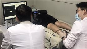 台大分院新竹醫院復健部林樞寰醫師(左一)正在為病人做肌電圖檢查，檢查結果可以協助臨床診斷和擬定治療方針。（圖／台大分院新竹醫院提供）
