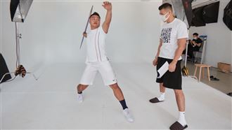 鄭兆村擲標槍太震撼！拍照全場倒退嚕