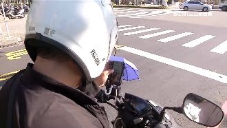 騎車滑手機罰1千　「非手持」不開罰