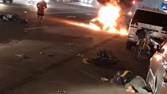 台中婦橫切馬路　機車撞飛爆炸成火球