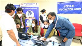 印度武漢肺炎疫苗接種者核對身分印度16日展開全球最大規模武漢肺炎疫苗接種計畫，新德里洛克拿亞克醫院的疫苗接種者在接種室由工作人員以電腦核對身分。中央社記者康世人新德里攝  110年1月16日