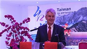 法參議院友台小組主席  赴國慶酒會致賀中華民國駐法代表處舉辦國慶酒會，法國參議院友台小組主席李察（Alain Richard）到場祝賀，並期盼雙邊持續發展合作關係。中央社記者曾依璇巴黎攝  106年10月4日