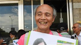 與蔡英文對談後　潘忠政：感受到總統誠意搶救大潭藻礁行動聯盟召集人潘忠政（前中）與多名環團代表4日進總統府與總統蔡英文對談，會後在國發會門口受訪表示，有感受到總統誠意，並樂觀以對。中央社記者施宗暉攝　109年6月4日