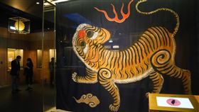 台博館推新展　經典藏品說台灣故事（1）國立台灣博物館15日推出「博物台灣」常設展，分為以自然為主題的「自然台灣」展區與以人文為主題的「浮生台灣」展區。現場展出「1895年台灣民主國藍地黃虎旗」數位重建版。中央社記者王騰毅攝　110年3月15日