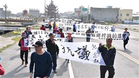 質疑風機離村莊太近  民眾拉布條抗議雲林縣台西鄉五港村反風車自救會質疑風機距離村莊太近，15日到工地拉白布條抗議，要求立即停工，風機移遷到距離村莊1500公尺以上，否則不排除長期抗爭。中央社記者姜宜菁攝  110年3月15日