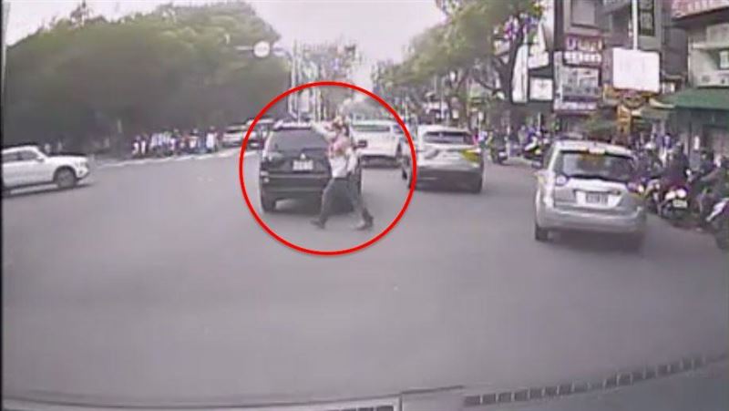 獨／救護車卡車陣　熱心熊貓即刻救援