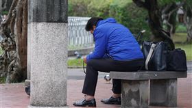 政院拍板無薪假勞工最高月領19K（3）行政院為因應武漢肺炎疫情衝擊，5日在院會通過勞動部提報穩定就業因應措施，其中針對減班休息（無薪假）勞工，若參與教育訓練，最高可月領新台幣1萬8960元，原則上實施3個月。中央社記者徐肇昌攝　109年3月5日