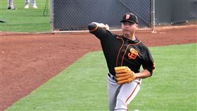 鄧愷威春訓驚喜  與大聯盟球星平起平坐台灣投手鄧愷威以菜鳥之姿受邀參加美國職棒大聯盟春訓，印象最深是球員之間平起平坐，球星沒有大牌架子。中央社記者林宏翰亞利桑那攝  110年3月16日