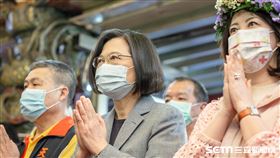 蔡英文參拜「三玉宮」。（圖／總統府提供）