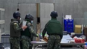 古砲修復發現砲彈  軍方協助處理國立台南藝術大學接受澎湖縣文化局委託協助維護一批清代古砲，在其中一門砲管內發現一只鏽蝕嚴重砲彈，軍方防爆人員15日前往協助勘驗處理。（讀者提供）中央社記者楊思瑞台南傳真  110年3月16日