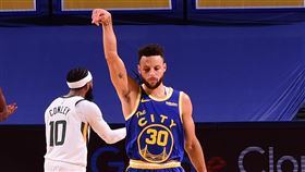 Stephen Curry連續100場命中三分球。（圖／翻攝自勇士官方推特）