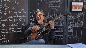 兩廳院打造賴聲川的祕密角落（1）國家兩廳院11日在表演藝術圖書館推出「藝術家的秘密角落–賴聲川創作空間大解密」並安排講座活動，由導演賴聲川親自導覽解說，賴聲川現場更開心彈起吉他，暢談他與音樂的點滴。中央社記者王飛華攝　110年3月11日