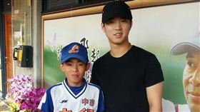 ▲富邦悍將林宥穎、曾峻岳8年前就合照過。（圖／翻攝自林宥穎粉絲團）