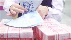 財政部統計截至14日，海外資金專法申請匯回金額達新台幣2372億元，有2303億元實際匯回，其中近3成5金額申請投入實質投資，規模累計近800億元。（中央社檔案照片）