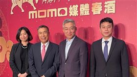 富邦媒股價一度躋身千元俱樂部 董事長仍叫屈電商業者富邦媒股價曾於今年2月突破新台幣1000元，成為第一家衝上千元的百貨類股。富邦媒董事長林啟峰（左2）16日受訪指出，相較於蝦皮或最近上市的韓國電商業者Coupang，富邦媒股價「算是委屈的」。中央社記者吳家豪攝 110年3月16日