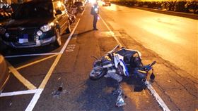 富少無照駕駛賓士重創女騎士　母親發聲明道歉台中市一名沒有駕照的張姓高中生，7日凌晨駕駛賓士車與機車女騎士碰撞，彭姓女騎士頭部重創命危，仍在醫院搶救中。張母15日發表書面聲明致歉。（民眾提供）中央社記者郝雪卿傳真　110年3月15日