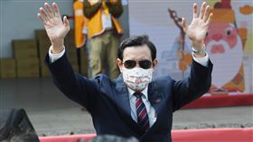 馬英九揮手致意前總統馬英九13日在台北出席「二二八公園福德宮福德正神千秋祈福法會暨防疫善款物資捐贈儀式」，高舉雙手向與會民眾揮手致意。中央社記者施宗暉攝　110年3月13日