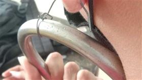 男學生因為違規穿耳洞，被教師處罰在耳垂掛上「超粗鋼環」。（圖／翻攝自男學生推特）