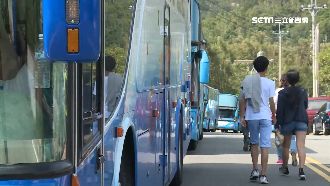 司機跟導遊吵架　21名乘客慘遭丟包