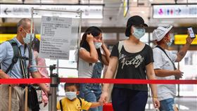 民眾搭乘大眾運輸戴口罩台灣17日新增2例武漢肺炎（2019冠狀病毒疾病，COVID-19）確診病例，為境外移入，台灣截至目前累計454例。民眾搭乘大眾運輸仍配戴口罩。中央社記者林俊耀攝　109年7月17日