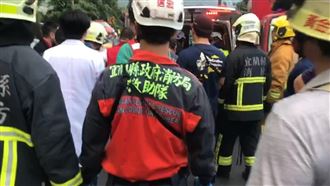 蘇花遊覽車撞山壁　滿地狼藉就像戰場