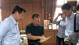 黑鮪魚汛期將屆　海巡署護漁超前部署（1）黑鮪魚季即將來臨，海巡署幹部16日拜訪東港區漁會，聽取意見後，決定每月調派2至3艘海巡艦護漁，並加強取締中國及越南越界漁船。（東港區漁會提供）中央社記者郭芷瑄傳真  110年3月16日